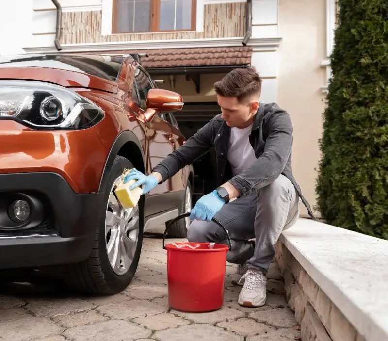 Lavage auto à domicile Cenon-sur-Vienne : professionnel intervenant sur un véhicule